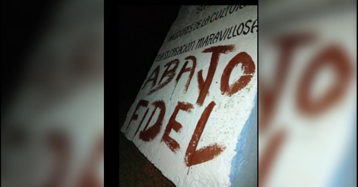 San Antonio de los Baños celebrates the 99th anniversary of Fidel Castro with posters against the regime