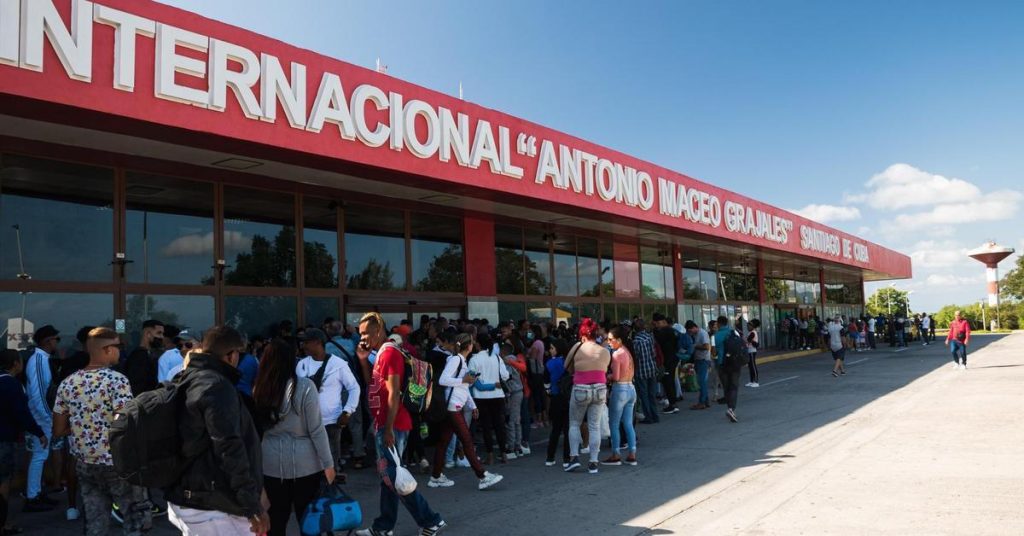 Santiago de Cuba will remodel its airport, where they use trays to collect rainwater