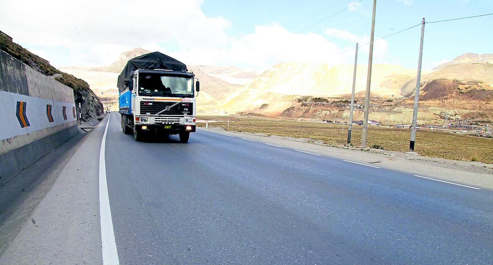 Schoolchildren and parents are saved after bus overturn on the central highway