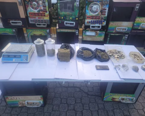 Seize slot and drugs in capotillo; Two were arrested