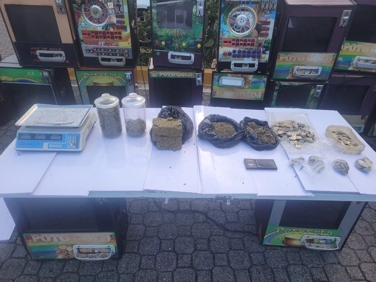 Seize slot and drugs in capotillo; Two were arrested