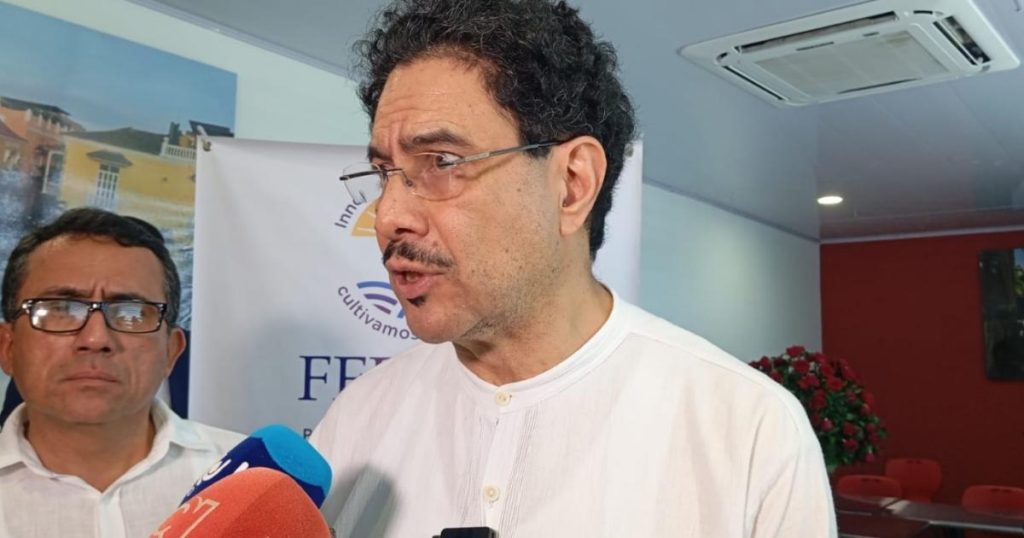 Senator Iván Cepeda responds to Tomás Uribe signs