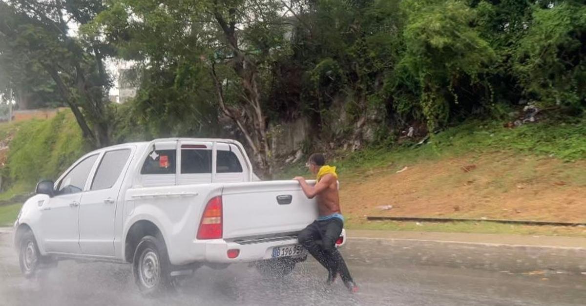 Ski on asphalt: the dangerous game of habaneros children in rain