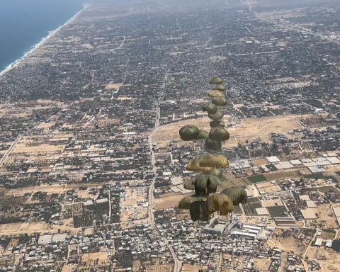 Spain launches 12 tons of food on Gaza and demands a high fire to Israel (+video)