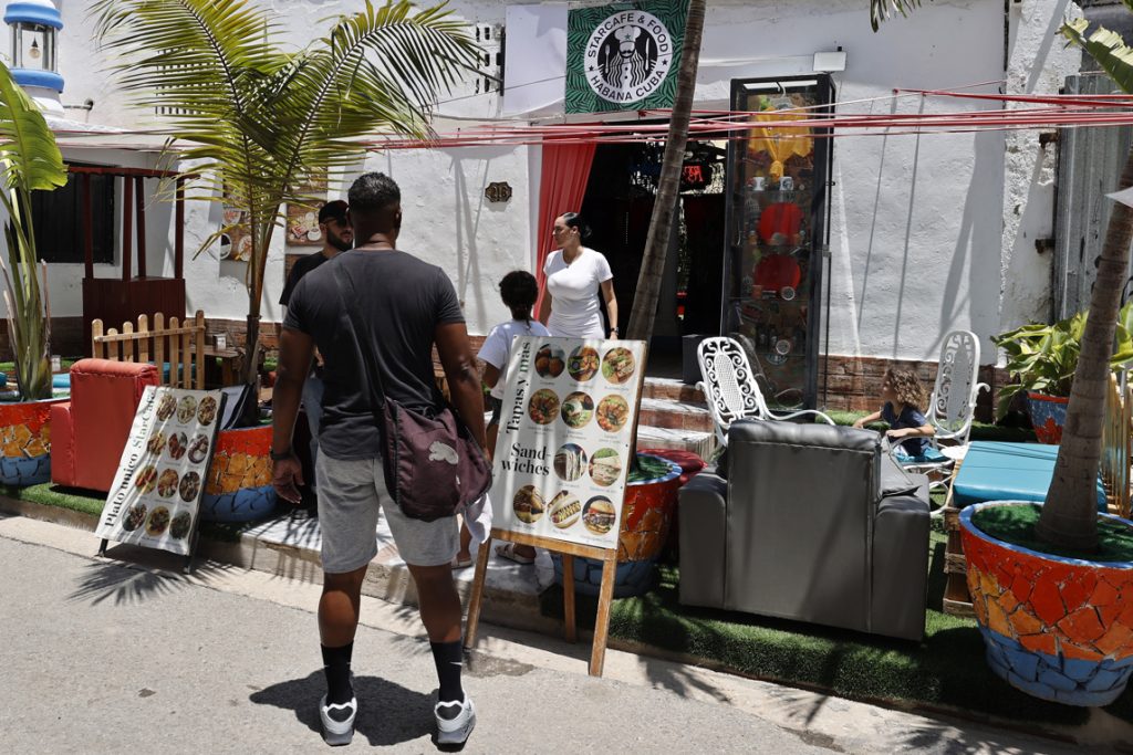 Starbucks, Burger King or KFC: How do Cubans adapt the US franchises?