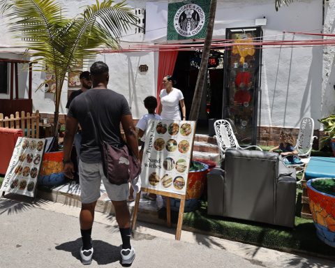 Starbucks, Burger King or KFC: How do Cubans adapt the US franchises?