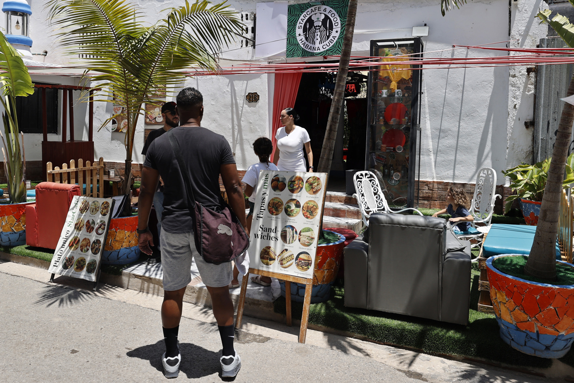Starbucks, Burger King or KFC: How do Cubans adapt the US franchises?