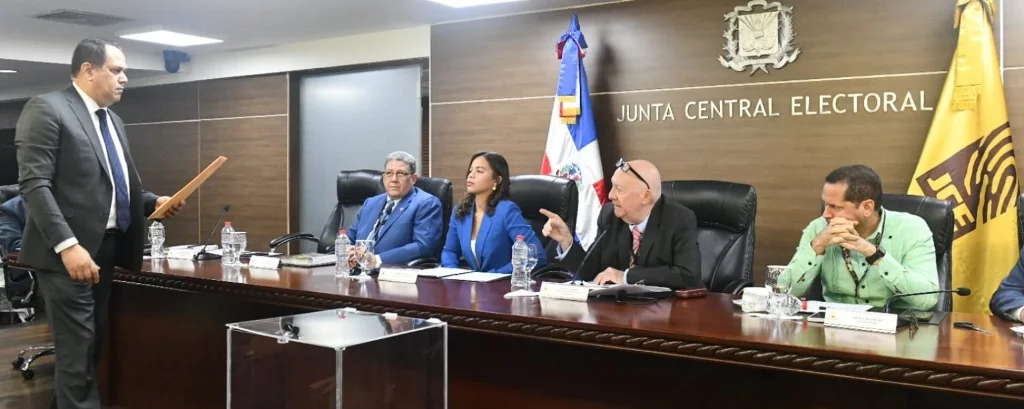 The JCE receives offer of RD $ 3,000 million for the first phase new ID