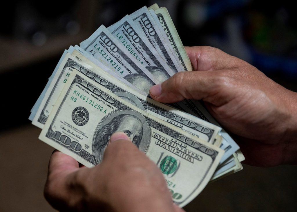 The dollar 'bats' almost 400 in the informal currency market