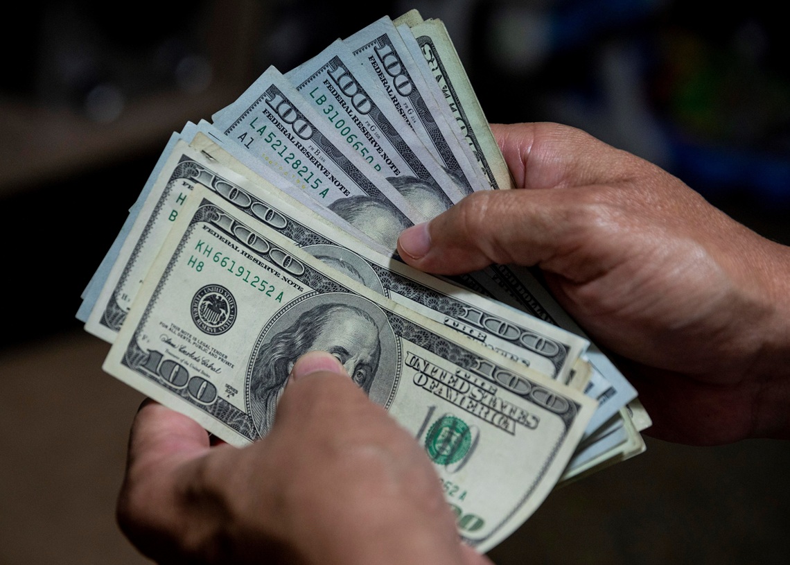 The dollar 'bats' almost 400 in the informal currency market