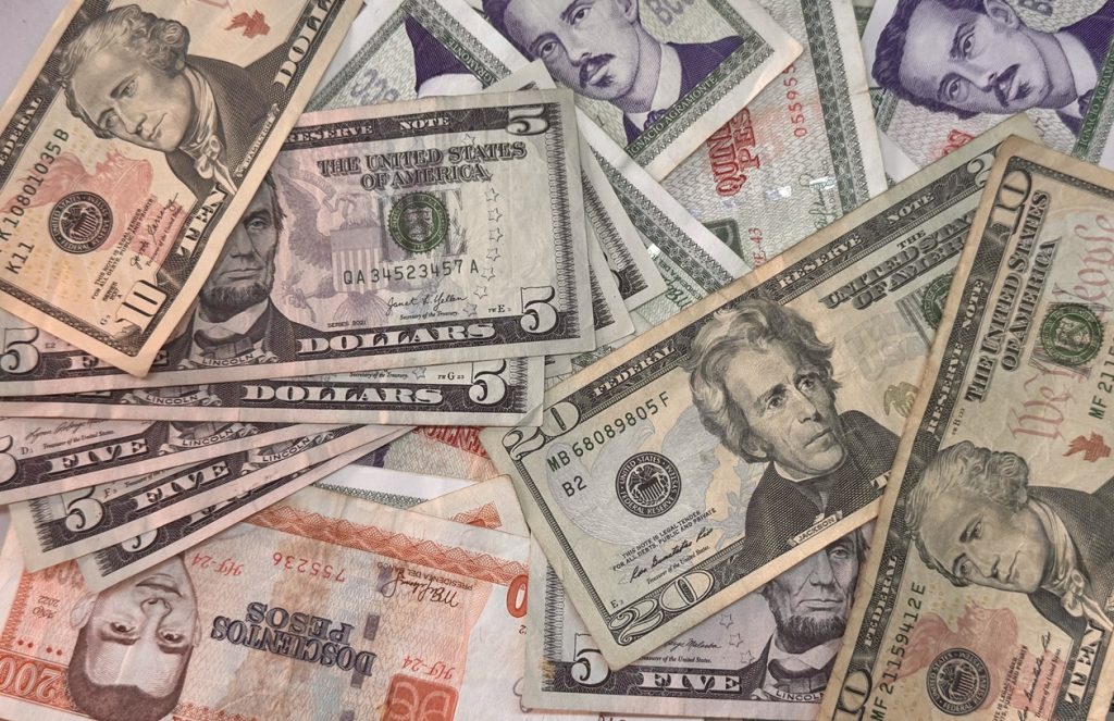 The dollar reaches an unprecedented maximum and reaches 400 pesos in the Cuban informal market