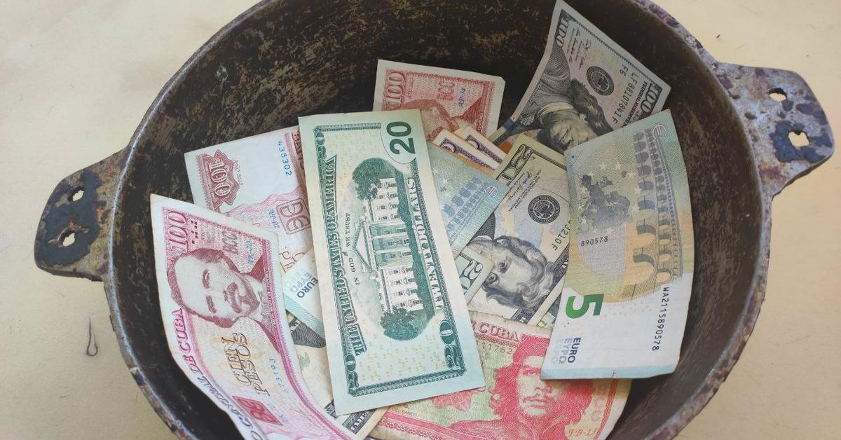 The dollar reaches this Monday the 400 Cuban pesos in the informal market