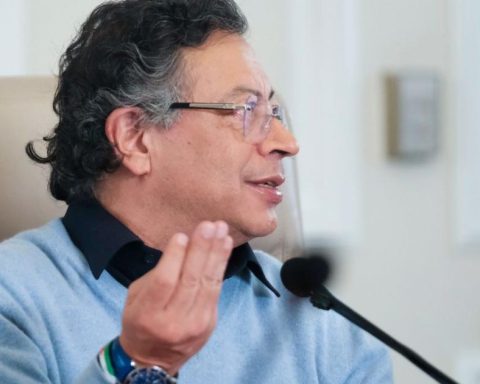 "The official language is Spanish": Petro to those who promote English as a second language in schools