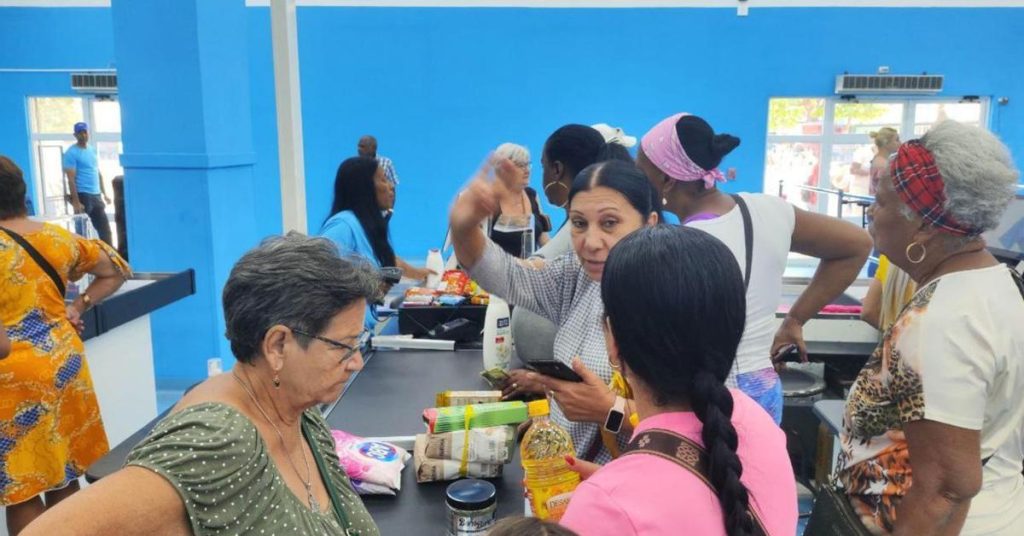 The official press of Guantanamo attacks against the "virus" of dollarization