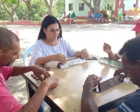 La gobernadora de Villa Clara, Milaxy Sánchez Armas, juega dominó con "personas con conducta deambulante" en el Centro de Protección Social inaugurado en Santa Clara tras el escándalo desatado por la exministra Marta Elena Feitó Cabrera