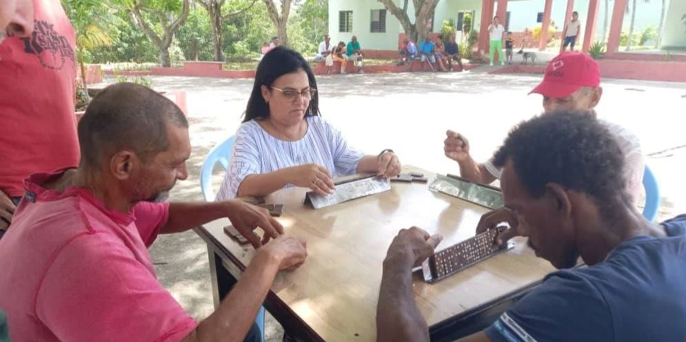 La gobernadora de Villa Clara, Milaxy Sánchez Armas, juega dominó con "personas con conducta deambulante" en el Centro de Protección Social inaugurado en Santa Clara tras el escándalo desatado por la exministra Marta Elena Feitó Cabrera