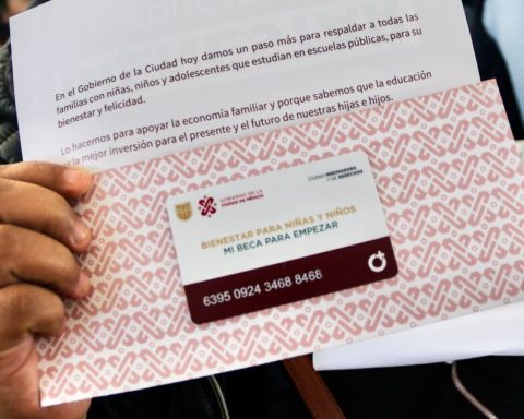 These are the requirements to collect the uniform and useful card on CDMX