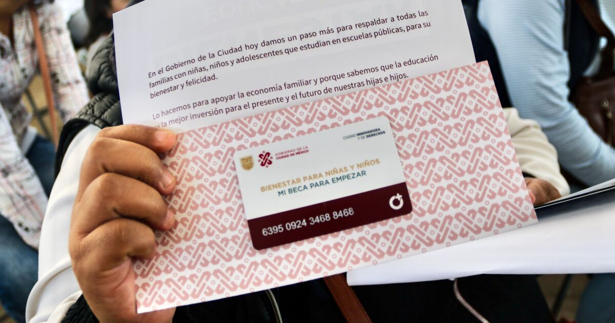 These are the requirements to collect the uniform and useful card on CDMX