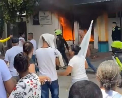 They condemn with maximum penalty to fire responsible at the headquarters of the registry left by a dead official