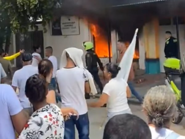 They condemn with maximum penalty to fire responsible at the headquarters of the registry left by a dead official