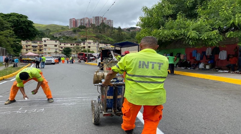 Ejecutan labores de demarcación vial en tres parroquias de la ciudad capital