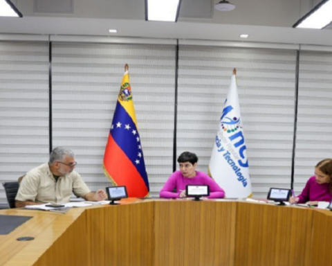 They review advances in areas of science, health and ecosocialism for the welfare of the people