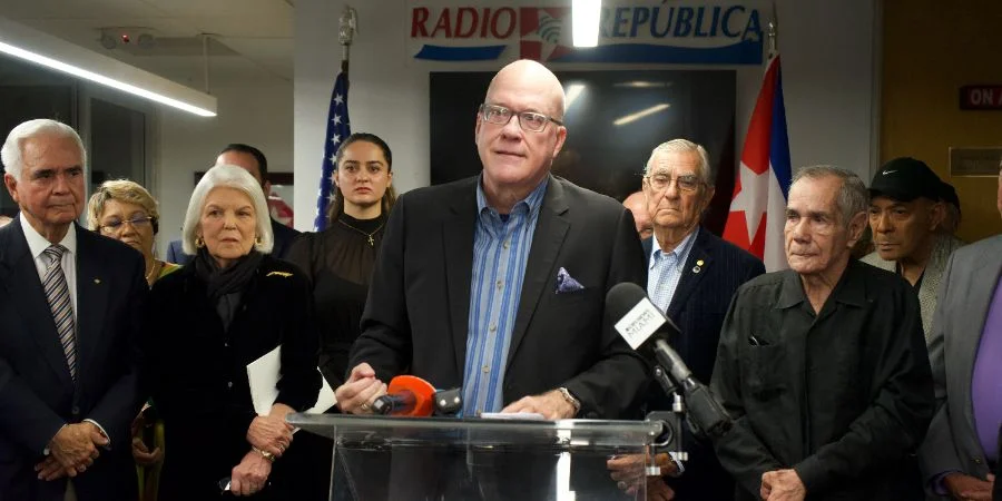 Orlando Gutiérrez-Boronat (en el podio) junto a otros líderes del exilio cubano