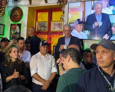 "They want to take our soldiers to protect Maduro in the binational zone": Álvaro Uribe