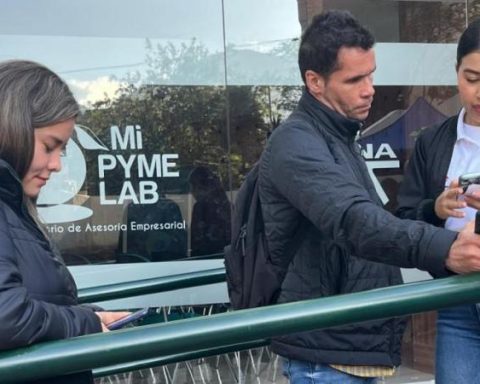 This is the link in which you can see the vacancies that SENA has available