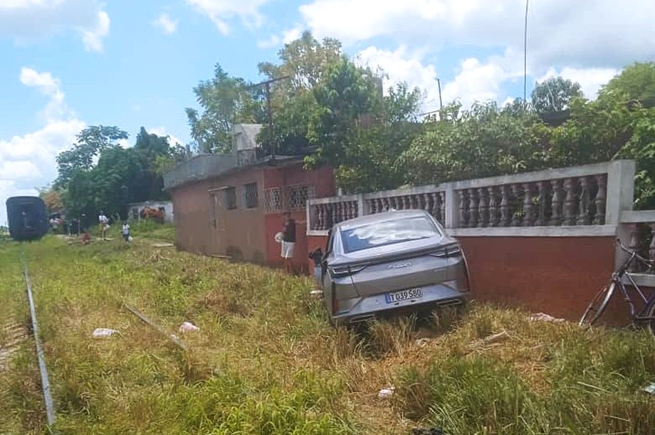 Train impacts a car in artemis without leaving deceased
