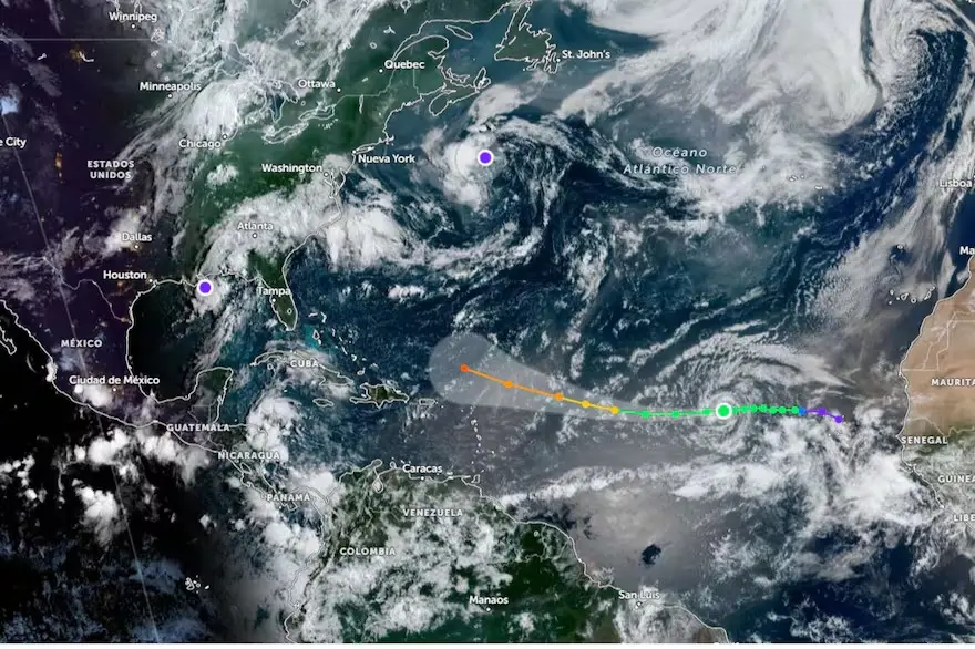 Tormenta tropical “Erin” se intensifica y avanza por el Atlántico