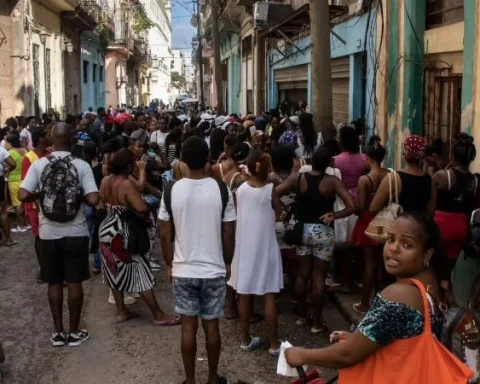Cubanos en una cola para comprar alimentos, en La Habana