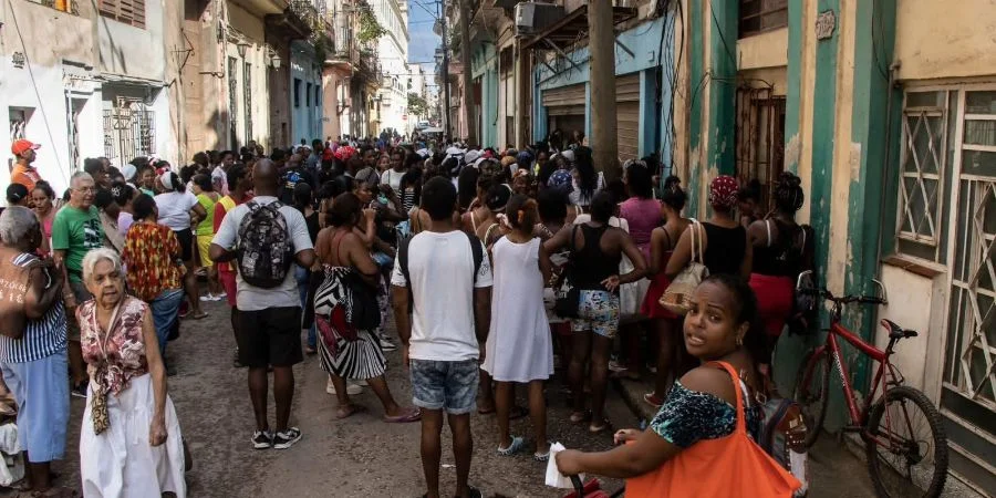 Cubanos en una cola para comprar alimentos, en La Habana