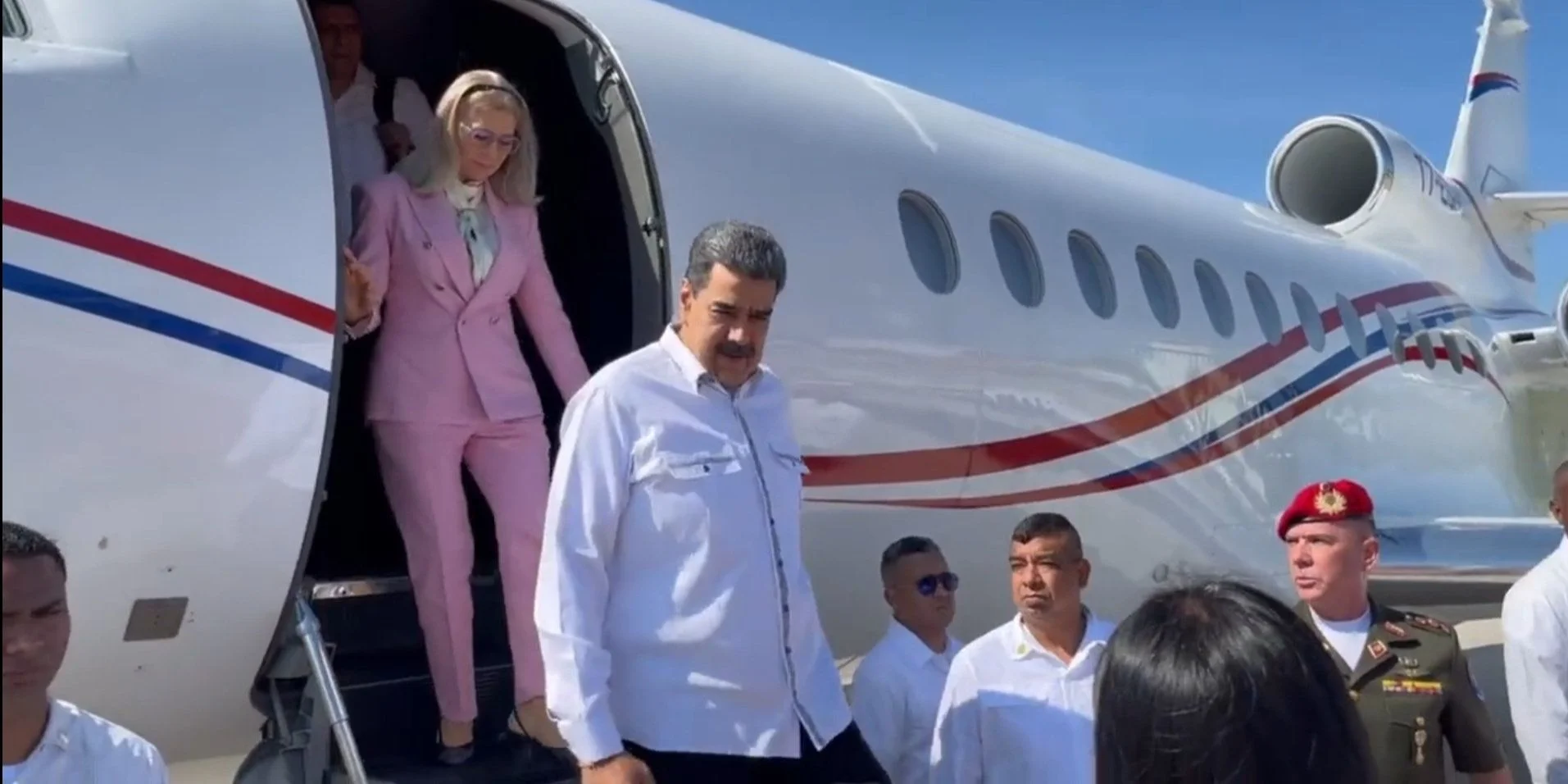 Nicolás Maduro bajando del jet Dassault Falcon 900EX que era usado por el dictador y fue decomisado por EE.UU.