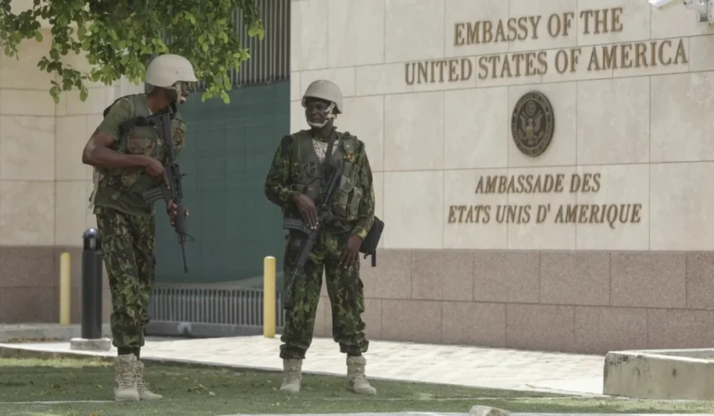 UU. Close the embassy in Haiti for several shootings