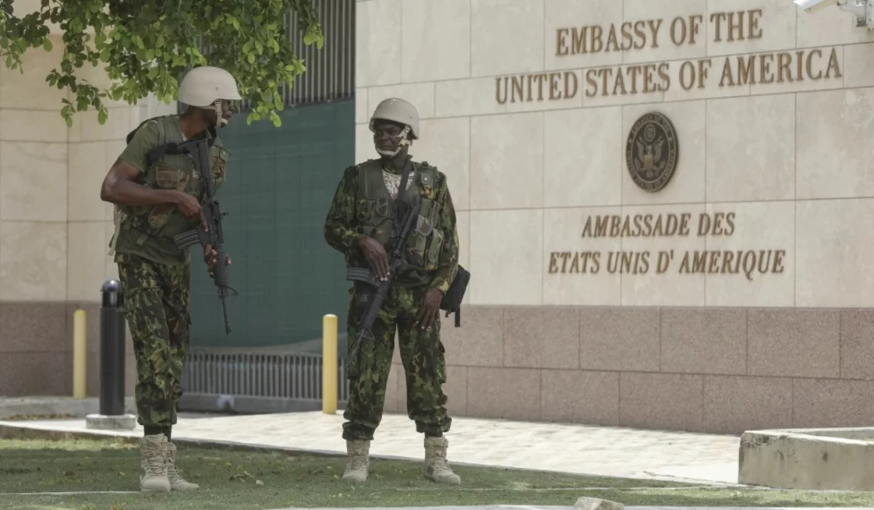 UU. Close the embassy in Haiti for several shootings