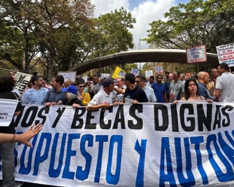 University teachers demand salary increase: they earn between one and four dollars per month