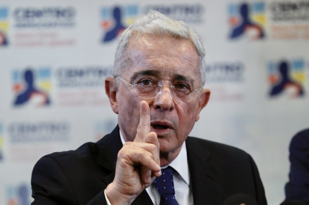 Uribe asks to face his condemnation as the Supreme Court evaluates escape risks