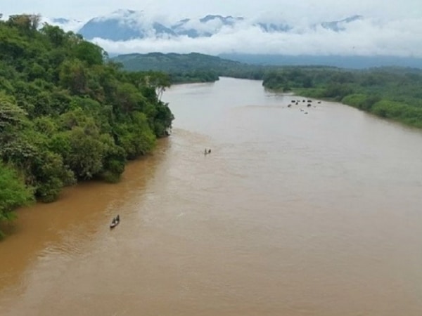 Where the Cauca River was born? It travels more than 1,300 kilometers and crosses 9 departments