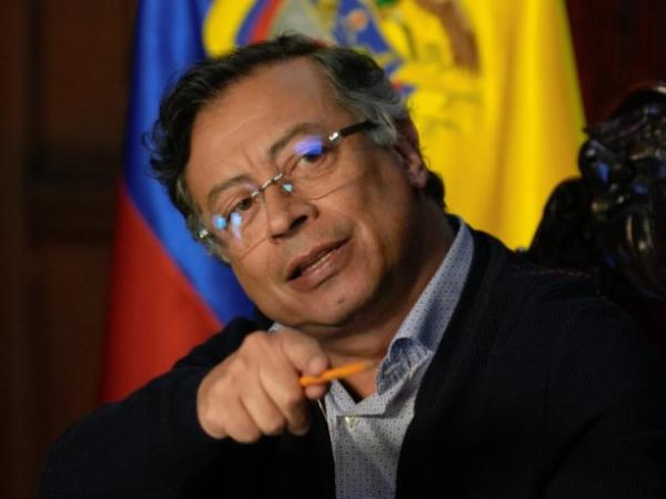 Why Petro criticized English teaching and proposed to learn indigenous languages