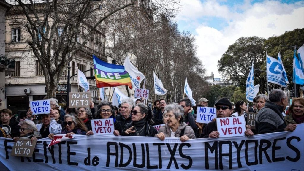 With borrowed votes and complicit silences: Javier Milei managed to hold the veto to retirees