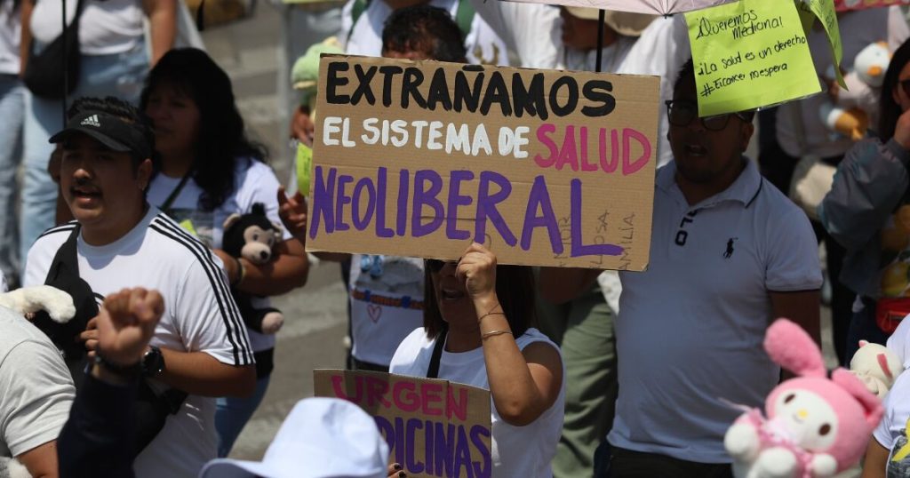 "We want medicines!"they demand Sheinbaum in front of the National Palace