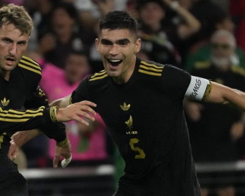 2-2: Santiago Giménez rescues Mexico about the horn