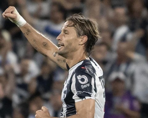 2-2: channels the face and bouquet the cross in the tie of Monterrey