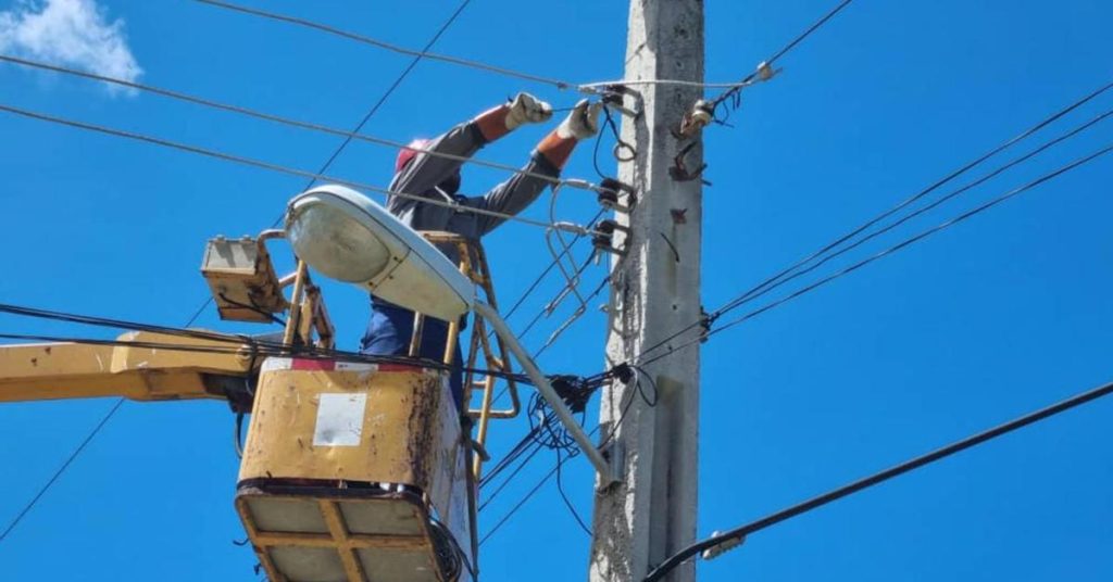 A UNE Linker suffers serious burns while repairing a breakdown in Havana