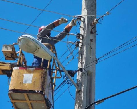 A UNE Linker suffers serious burns while repairing a breakdown in Havana