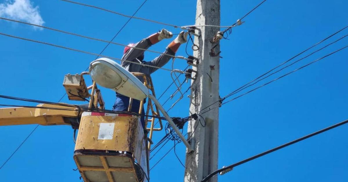 A UNE Linker suffers serious burns while repairing a breakdown in Havana