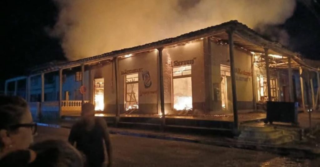 A fire destroys the El Refugio bar and five homes in Yaguajay