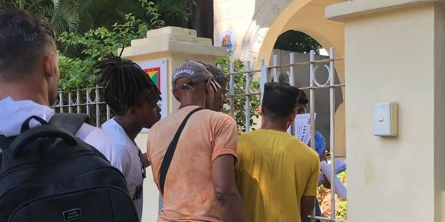 Este viernes fue el último día de recepción de datos de albañiles y carpinteros en la Embajada de Granada en La Habana. El lunes comienza la segunda fase de la convocatoria de trabajo