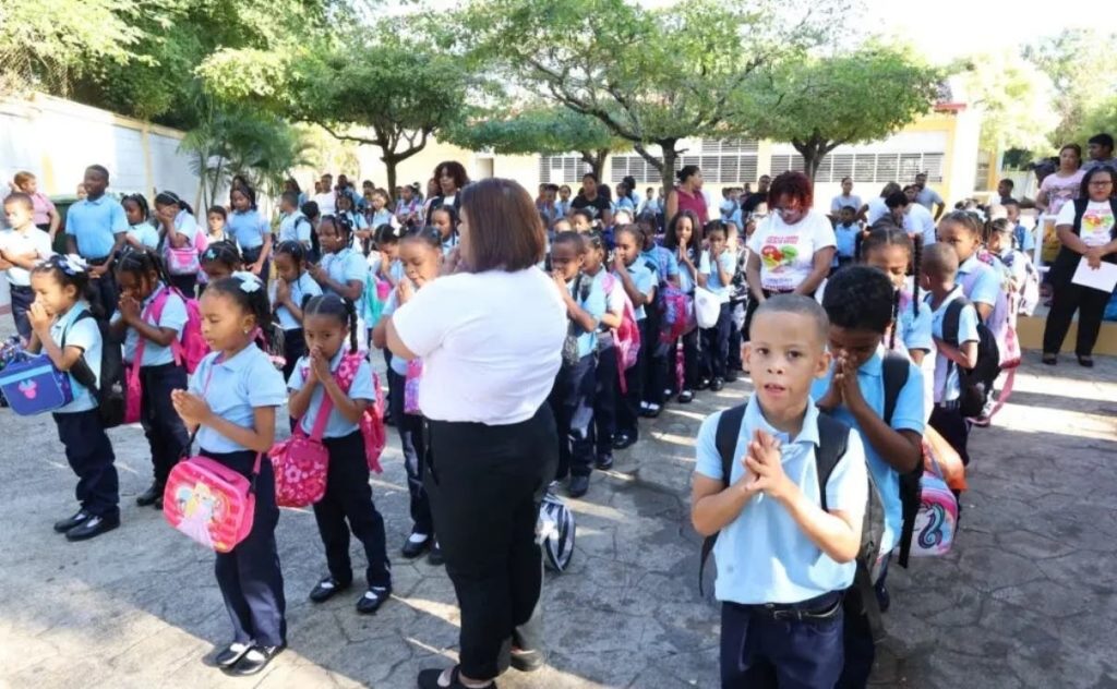 ADP alerta: solo 900 escuelas tienen uniformes y 10% de estudiantes recibe textos escolares